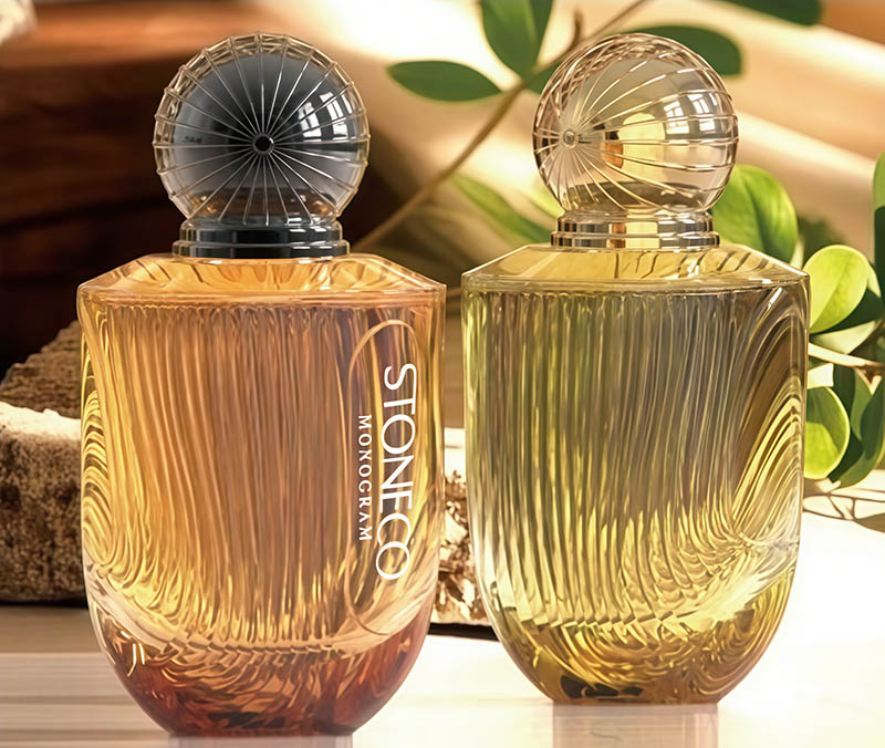 Luxurious transparent blue tinted glass Parfümflasche mit pump mechanism