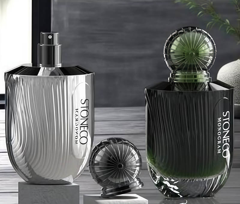 Luxurious transparent blue tinted glass Parfümflasche mit pump mechanism